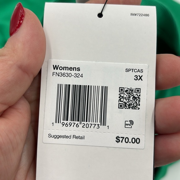 Nike Sportswear Club Fleece Graphic Sweatshirt in Green - Picture 6 of 8